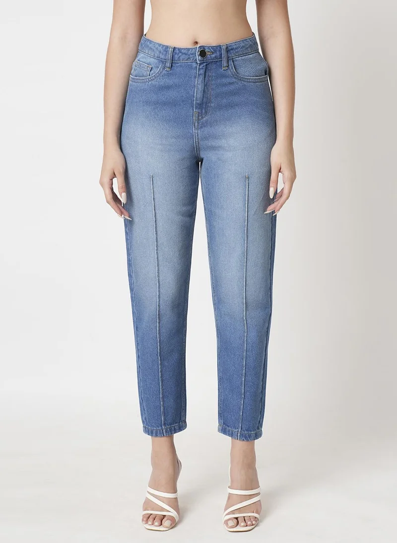 جلو باص جينز نسائي بقصة بوي فريند وخصر مرتفع بلون فاتح من جلوبس